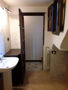 a bathroom with a door leading to a sink at Fontantica di Vernazza cod citra 011030-lt-0043 in Vernazza