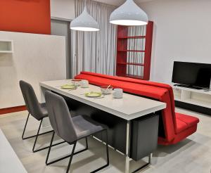 ein Wohnzimmer mit einem Tisch und einem roten Sofa in der Unterkunft Strait Garden Studio X Ace Pro @ George Town in George Town