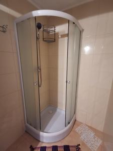 Ένα μπάνιο στο Apartament Catia