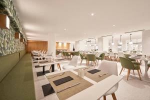 A seating area at HM Dunas Blancas