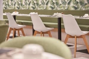 A seating area at HM Dunas Blancas