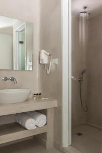 een badkamer met een wastafel en een douche bij Strogili Hotel - Adults Only in Kamari