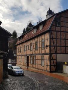 a building with a car parked in front of it at Apartment am alten Markt in Stolberg