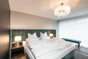 Tempat tidur dalam kamar di Prunner Luxury Suites - Adults Only