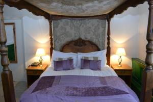 Ένα ή περισσότερα κρεβάτια σε δωμάτιο στο White Hart Hotel