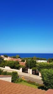 uma vista para o oceano a partir do telhado de uma casa em Villetta Indipendente Sardegna em Villaputzu