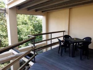 un porche con 2 sillas y una mesa en el balcón en Casa Cardelina, en Camporrells