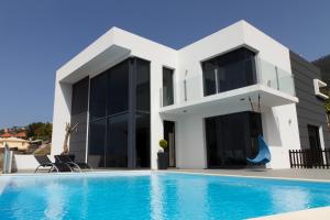 卡列塔Luxo & Conforto的带游泳池和房子的别墅