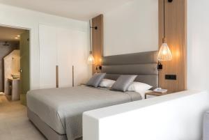Postel nebo postele na pokoji v ubytování Strogili Hotel - Adults Only + 18 fotografií