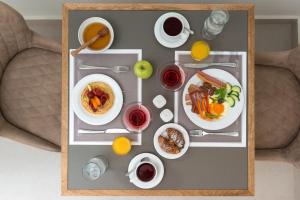 Options de petit-déjeuner proposées aux clients de l'établissement Strogili Hotel - Adults Only