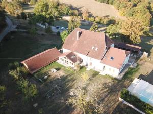 een uitzicht op een groot huis met een dak bij La Ferme De Montard in Montmorot