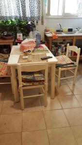 een tafel en twee stoelen in een keuken bij CozyandCalm in Florence