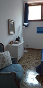 uma sala de estar com uma cómoda e uma janela em la casa del pittore Anna house em Lerici