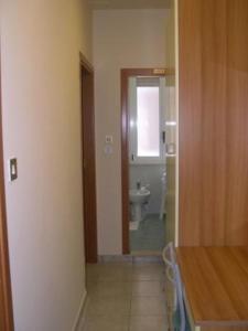 un corridoio di un bagno con servizi igienici e lavandino di Hotel Solidea a Rimini