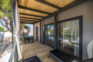 Balkón alebo terasa v ubytovaní Medora Orbis Mobile Homes & Glamping