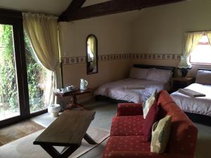 un soggiorno con divano e letto di RolandsCroft Guest House a Pontefract