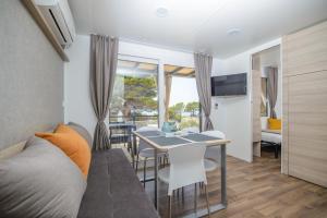 Televízia a/alebo spoločenská miestnosť v ubytovaní Medora Orbis Mobile Homes & Glamping