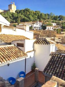 vistas a los tejados de los edificios de una ciudad en Suites Casa Cuesta del Agua, en Granada