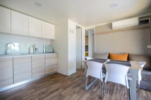 Kuchyňa alebo kuchynka v ubytovaní Medora Orbis Mobile Homes & Glamping
