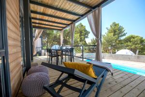 Bazén v ubytovaní Medora Orbis Mobile Homes & Glamping alebo v jeho blízkosti