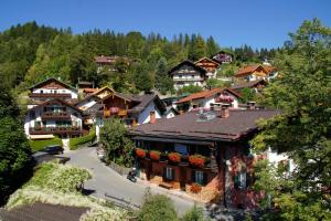 eine Luftansicht eines Dorfes mit Häusern und Bäumen in der Unterkunft Ferienwohnung Johannesklause in Mittenwald