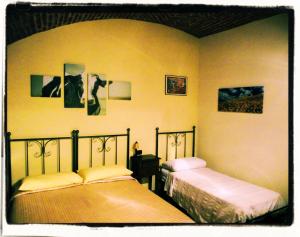 two beds sitting next to each other in a room at EL CAVAJER agriturismo-b&b in Revello