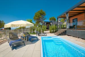 Bazén v ubytovaní Medora Orbis Mobile Homes & Glamping alebo v jeho blízkosti