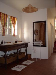 Cette chambre comprend une table et un miroir mural. dans l'établissement La Tour des Laudes, à Breuil-Barret