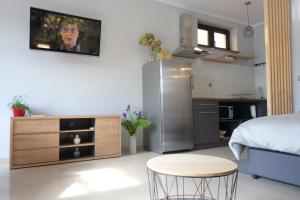 eine Küche mit einem Kühlschrank und einem Tisch im Zimmer in der Unterkunft Studio apartmani Vinica in Vinica