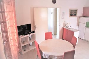 Kuchyň nebo kuchyňský kout v ubytování Apartments Delic