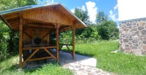 ブシュテニにあるVila Viitorulの石造りの建物の隣の芝生の中の木造避難所