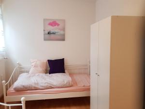 1 dormitorio con 1 cama con colchón rosa en Wiesenblume en Schönau im Schwarzwald