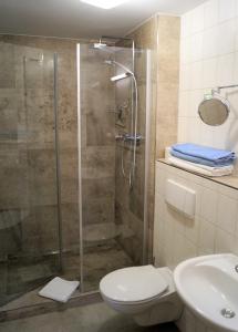 
Ein Badezimmer in der Unterkunft Wirtshaus & Pension "Zum Hammer"
