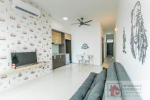 Μια τηλεόραση ή/και κέντρο ψυχαγωγίας στο Deluxe Cozy Studio 2-4 Pax WIFI Indoor Carpark TV Fridge Washing Machine