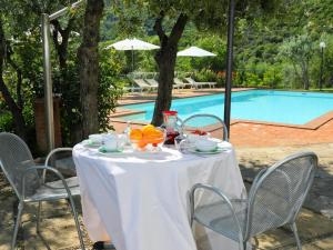 - une table avec un bol de fruits à côté de la piscine dans l'établissement Villa Zen by Interhome, à Santa Cristina