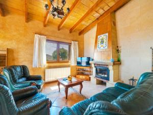 ein Wohnzimmer mit Ledermöbeln und einem Kamin in der Unterkunft Villa Cala Torta Na Lluny by Interhome in Cala Mesquida