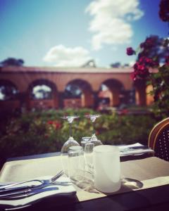 a table with wine glasses and napkins on it at Sigtunastiftelsen Hotell & Konferens in Sigtuna