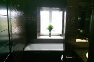 un baño con una ventana con una maceta. en Casa Rural Ortigueira, en A Coruña 18 fotos más