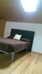 Un dormitorio con una cama con una almohada encima. en Casa Rural Ortigueira, en A Coruña
