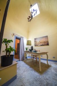een kantoor met een bureau en een plant in een kamer bij Il Sogno di Annalisa Suite in Volterra