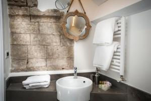 A bathroom at BB 22 Palace Még 37 kép
