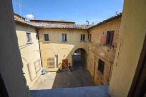 een uitzicht over een steeg tussen twee gebouwen bij Il Sogno di Annalisa Suite in Volterra