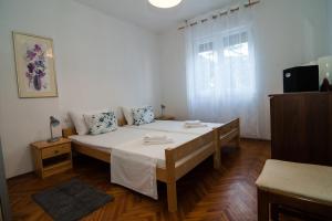 sypialnia z łóżkiem i oknem w obiekcie New renovated apartment 15 min from beach on foot w Puli