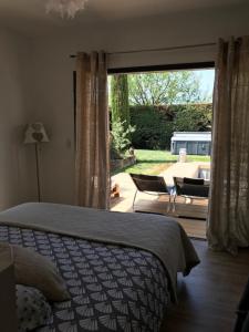 1 dormitorio con cama y vistas a un patio en Guest House Olivades en Cassis