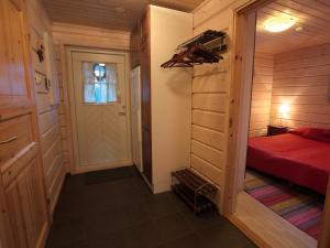 ユッラスヤルヴィにあるHoliday Home Ylläs mustikka aのベッド1台とクローゼットが備わる小さな客室です。