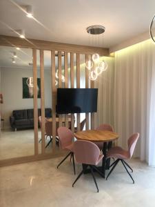 ein Esszimmer mit einem Tisch und einem Klavier in der Unterkunft Apartament the Good Place in Brodnica