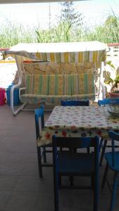 einen Tisch und Stühle mit einem Tisch und einem Sofa in der Unterkunft Casa Vacanze Villa Giacetta in Santa Maria Del Focallo