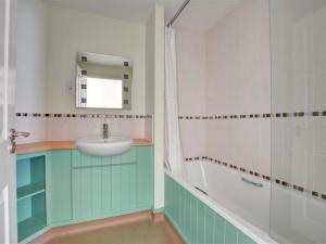 Salle de bains dans l'établissement Apartment Golfer View-3 by Interhome