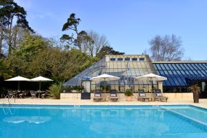 Poolen vid eller i närheten av Chateau La Cheneviere