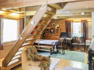 una escalera en una habitación con mesa y sillas en Holiday Home Passimökki by Interhome, en Punkalaidun